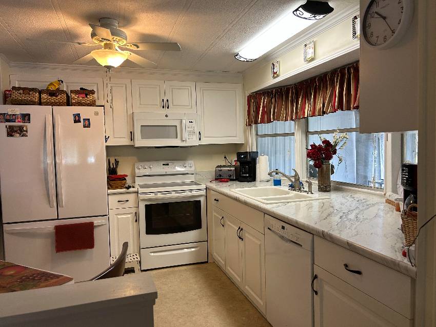 Ellenton, FL Mobile Home for Sale located at 7907 Lakeshore Dr Colony Cove